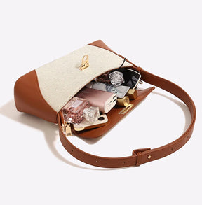 A Bolsa Isabele tem estilo baguete, elegante e funcional. Compacta por fora e espaçosa por dentro, é ideal para o verão e combina com looks casuais ou sofisticados.
