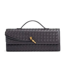 Bolsa Catarina estilo baguette com alça tiracolo. Compacta, leve e elegante, perfeita para dias quentes, passeios e eventos com charme e praticidade.