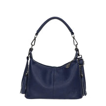 Bolsa Milena em couro legítimo, estilo baguete. Compacta, elegante e versátil, com zíper, forro em algodão e alça para usar no ombro ou na mão.