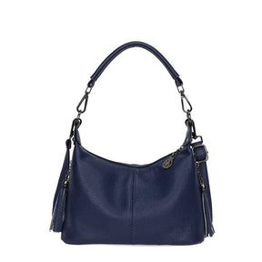 Bolsa Milena em couro legítimo, estilo baguete. Compacta, elegante e versátil, com zíper, forro em algodão e alça para usar no ombro ou na mão.