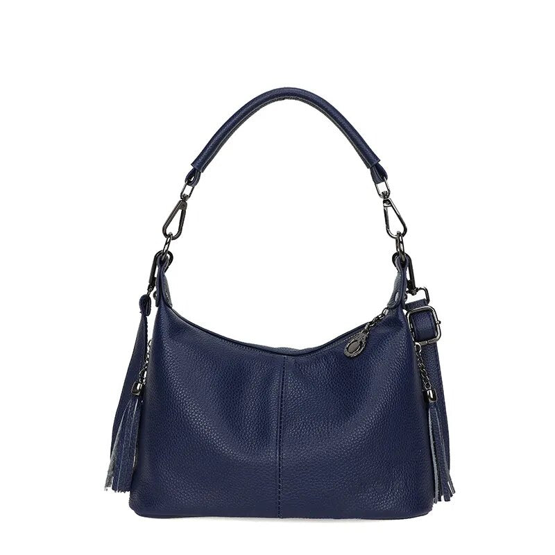 Bolsa Milena em couro legítimo, estilo baguete. Compacta, elegante e versátil, com zíper, forro em algodão e alça para usar no ombro ou na mão.