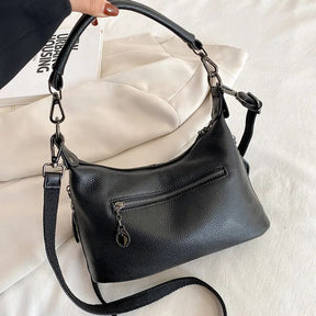 Bolsa Milena em couro legítimo, estilo baguete. Compacta, elegante e versátil, com zíper, forro em algodão e alça para usar no ombro ou na mão.