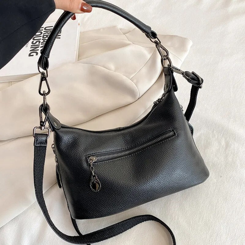 Bolsa Milena em couro legítimo, estilo baguete. Compacta, elegante e versátil, com zíper, forro em algodão e alça para usar no ombro ou na mão.