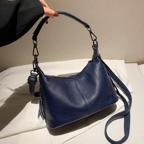 Bolsa Milena em couro legítimo, estilo baguete. Compacta, elegante e versátil, com zíper, forro em algodão e alça para usar no ombro ou na mão.
