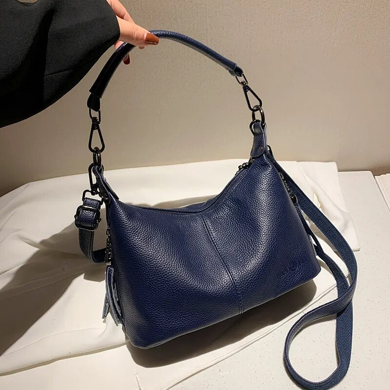 Bolsa Milena em couro legítimo, estilo baguete. Compacta, elegante e versátil, com zíper, forro em algodão e alça para usar no ombro ou na mão.