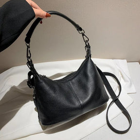 Bolsa Milena em couro legítimo, estilo baguete. Compacta, elegante e versátil, com zíper, forro em algodão e alça para usar no ombro ou na mão.
