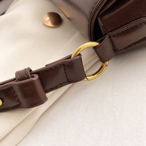 Bolsa Renata em couro legítimo, estilo baguete. Sofisticada e espaçosa, com zíper e botão magnético, perfeita para looks elegantes e versáteis do dia a dia.