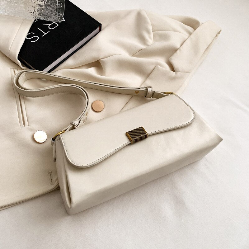 Bolsa Renata em couro legítimo, estilo baguete. Sofisticada e espaçosa, com zíper e botão magnético, perfeita para looks elegantes e versáteis do dia a dia.