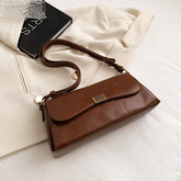 Bolsa Renata em couro legítimo, estilo baguete. Sofisticada e espaçosa, com zíper e botão magnético, perfeita para looks elegantes e versáteis do dia a dia.