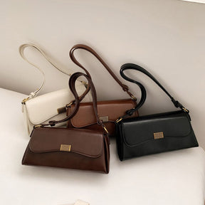 Bolsa Renata em couro legítimo, estilo baguete. Sofisticada e espaçosa, com zíper e botão magnético, perfeita para looks elegantes e versáteis do dia a dia.