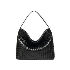 Bolsa Sara trançada, moderna e espaçosa, ideal para o verão. Sofisticada e prática, acomoda tudo com estilo nos dias quentes e agitados.