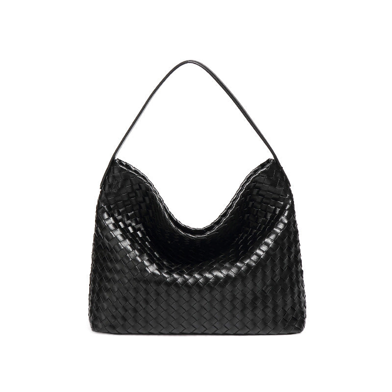 Bolsa Sara trançada, moderna e espaçosa, ideal para o verão. Sofisticada e prática, acomoda tudo com estilo nos dias quentes e agitados.