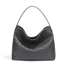 Bolsa Sara trançada, moderna e espaçosa, ideal para o verão. Sofisticada e prática, acomoda tudo com estilo nos dias quentes e agitados.