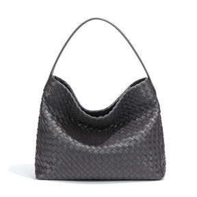 Bolsa Sara trançada, moderna e espaçosa, ideal para o verão. Sofisticada e prática, acomoda tudo com estilo nos dias quentes e agitados.