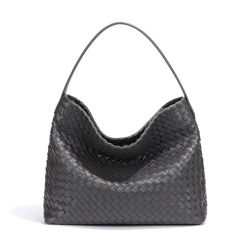 Bolsa Sara trançada, moderna e espaçosa, ideal para o verão. Sofisticada e prática, acomoda tudo com estilo nos dias quentes e agitados.