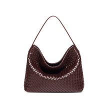 Bolsa Sara trançada, moderna e espaçosa, ideal para o verão. Sofisticada e prática, acomoda tudo com estilo nos dias quentes e agitados.