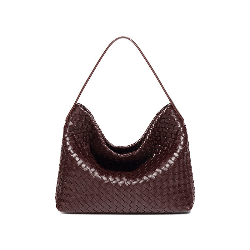 Bolsa Sara trançada, moderna e espaçosa, ideal para o verão. Sofisticada e prática, acomoda tudo com estilo nos dias quentes e agitados.