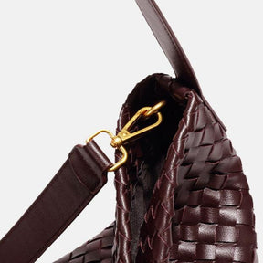 Bolsa Sara trançada, moderna e espaçosa, ideal para o verão. Sofisticada e prática, acomoda tudo com estilo nos dias quentes e agitados.