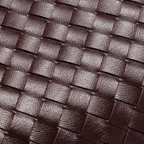 Bolsa Sara trançada, moderna e espaçosa, ideal para o verão. Sofisticada e prática, acomoda tudo com estilo nos dias quentes e agitados.