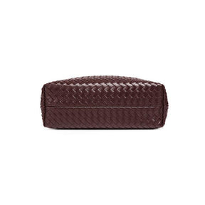 Bolsa Sara trançada, moderna e espaçosa, ideal para o verão. Sofisticada e prática, acomoda tudo com estilo nos dias quentes e agitados.