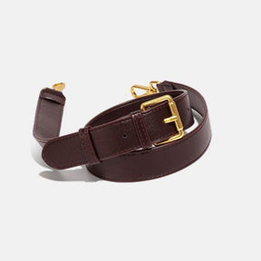 Bolsa Sara trançada, moderna e espaçosa, ideal para o verão. Sofisticada e prática, acomoda tudo com estilo nos dias quentes e agitados.