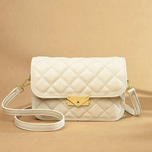 Bolsa Cecília em couro legítimo, com design box estruturado e textura matelassê. Sofisticada, durável e elegante, perfeita para looks atemporais.