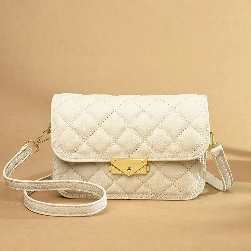 Bolsa Cecília em couro legítimo, com design box estruturado e textura matelassê. Sofisticada, durável e elegante, perfeita para looks atemporais.