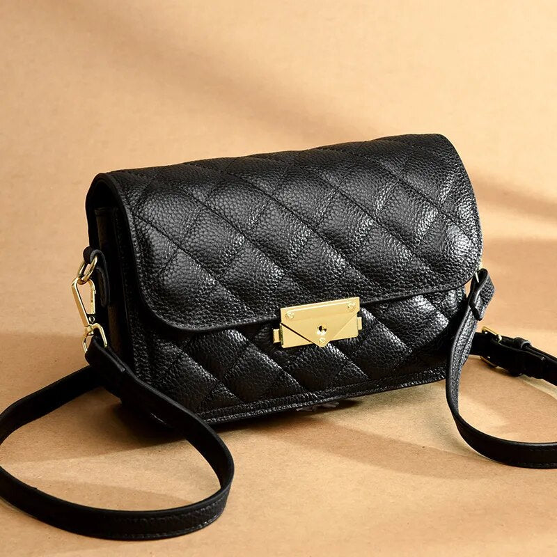 Bolsa Cecília em couro legítimo, com design box estruturado e textura matelassê. Sofisticada, durável e elegante, perfeita para looks atemporais.
