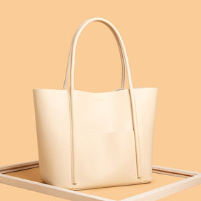 a Bolsa em Couro Letícia, uma peça que une elegância, praticidade e funcionalidade em um design sofisticado.