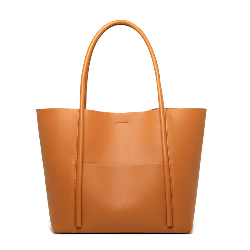 a Bolsa em Couro Letícia, uma peça que une elegância, praticidade e funcionalidade em um design sofisticado.