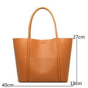 a Bolsa em Couro Letícia, uma peça que une elegância, praticidade e funcionalidade em um design sofisticado.