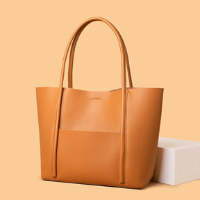 a Bolsa em Couro Letícia, uma peça que une elegância, praticidade e funcionalidade em um design sofisticado.