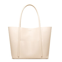 a Bolsa em Couro Letícia, uma peça que une elegância, praticidade e funcionalidade em um design sofisticado.