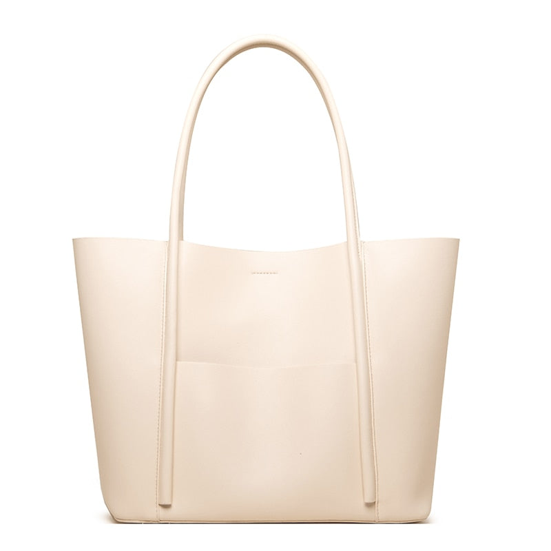 a Bolsa em Couro Letícia, uma peça que une elegância, praticidade e funcionalidade em um design sofisticado.