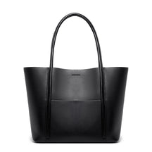 a Bolsa em Couro Letícia, uma peça que une elegância, praticidade e funcionalidade em um design sofisticado.