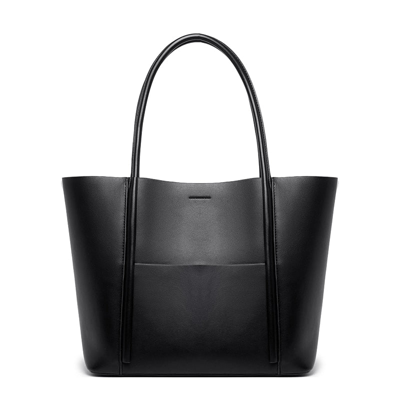 a Bolsa em Couro Letícia, uma peça que une elegância, praticidade e funcionalidade em um design sofisticado.