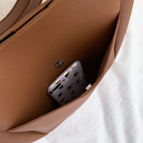 A Bolsa em Couro Marisa é a escolha perfeita para mulheres que procuram aliar estilo, praticidade e muito espaço. 