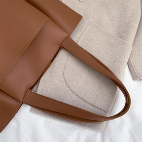 A Bolsa em Couro Marisa é a escolha perfeita para mulheres que procuram aliar estilo, praticidade e muito espaço. 