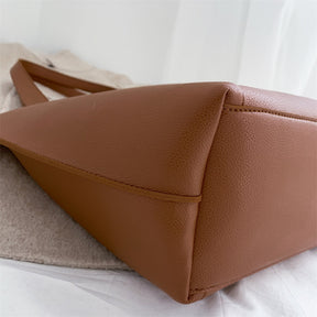 A Bolsa em Couro Marisa é a escolha perfeita para mulheres que procuram aliar estilo, praticidade e muito espaço. 