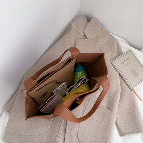 A Bolsa em Couro Marisa é a escolha perfeita para mulheres que procuram aliar estilo, praticidade e muito espaço. 