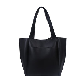 A Bolsa em Couro Marisa é a escolha perfeita para mulheres que procuram aliar estilo, praticidade e muito espaço. 