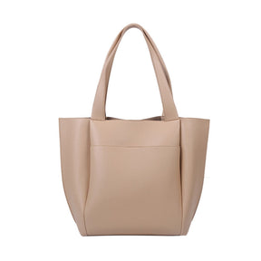 A Bolsa em Couro Marisa é a escolha perfeita para mulheres que procuram aliar estilo, praticidade e muito espaço. 