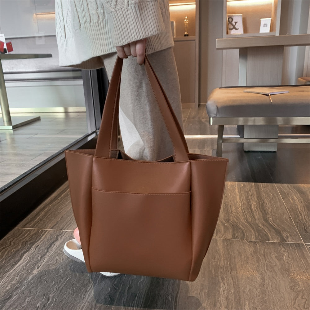 A Bolsa em Couro Marisa é a escolha perfeita para mulheres que procuram aliar estilo, praticidade e muito espaço. 