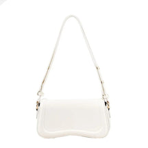 Bolsa Emily estilo baguete com design ondulado. Compacta, elegante e versátil, em material sintético com botão magnético e espaço ideal para o dia a dia.