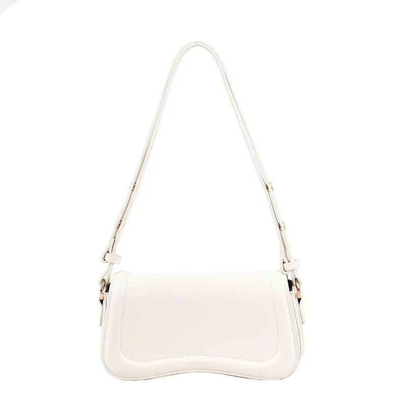Bolsa Emily estilo baguete com design ondulado. Compacta, elegante e versátil, em material sintético com botão magnético e espaço ideal para o dia a dia.