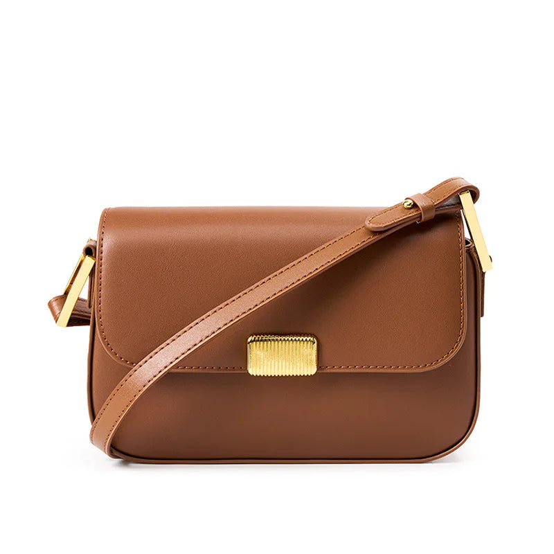 Bolsa Jack em couro legítimo, compacta e moderna. Modelo box bag com botão de encaixe e bolsos internos, une praticidade, estilo e organização no dia a dia.