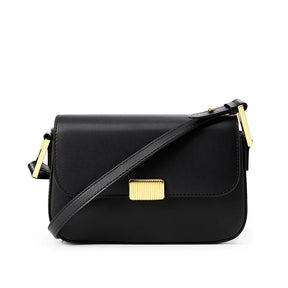 Bolsa Jack em couro legítimo, compacta e moderna. Modelo box bag com botão de encaixe e bolsos internos, une praticidade, estilo e organização no dia a dia.
