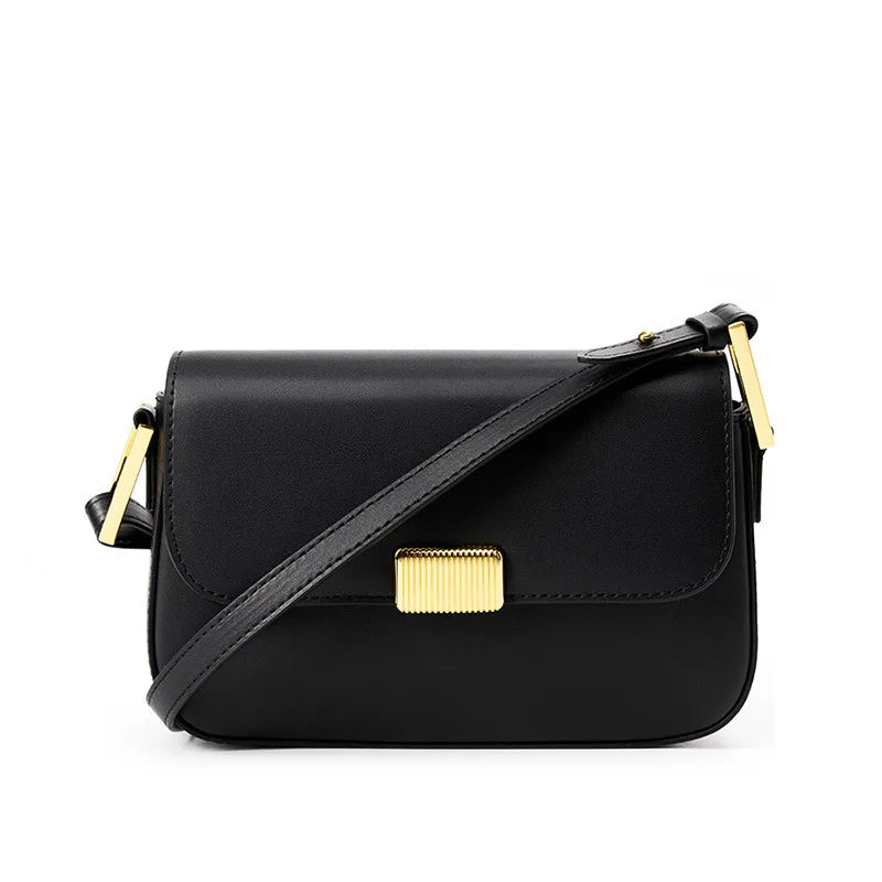 Bolsa Jack em couro legítimo, compacta e moderna. Modelo box bag com botão de encaixe e bolsos internos, une praticidade, estilo e organização no dia a dia.