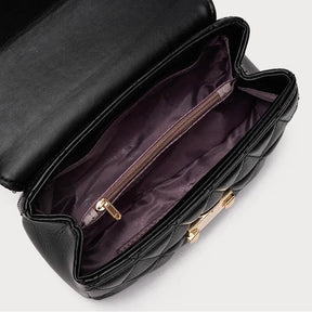 Bolsa Júlia com design estruturado e matelassê. Sofisticada e prática, feita em material sintético durável, ideal para o dia a dia ou ocasiões especiais.