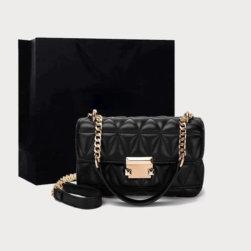 Bolsa Júlia com design estruturado e matelassê. Sofisticada e prática, feita em material sintético durável, ideal para o dia a dia ou ocasiões especiais.